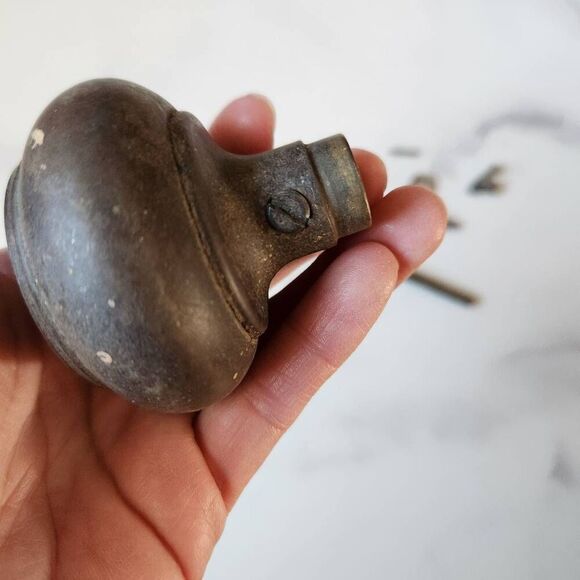 Antique dark metal bronze door knob round Victorian style - Picture 4 of 5